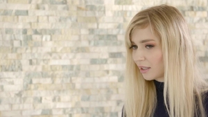 Brunette Kendra James fingering