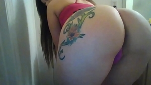 Big butt brunette hardcore twerking in toilet