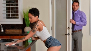 Short haired ebony brunette Honey Gold loves hard slamming