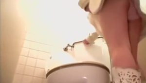 Voyeur asian in toilet